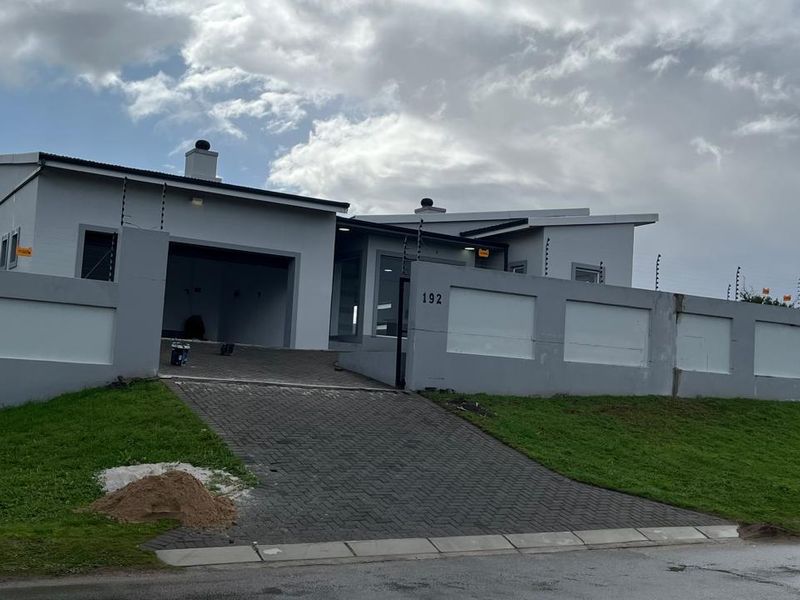 Modern Family Retreat with Exceptional Finishes and Thoughtful Design Located in Aston Bay, Jeffreys Bay - Photo 2