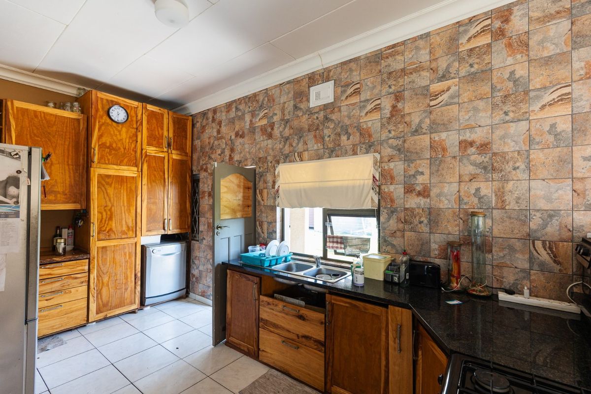 Perfect Location And Sea Views - Photo 5