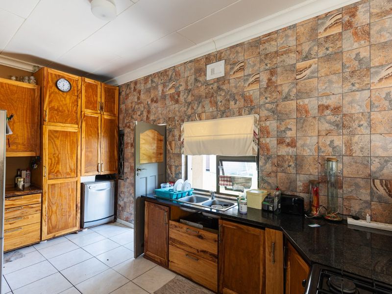 Perfect Location And Sea Views - Photo 5