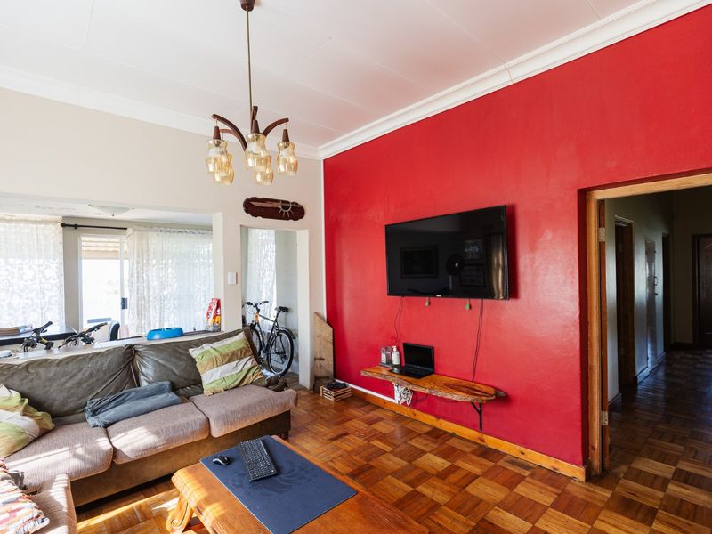 Perfect Location And Sea Views - Photo 10