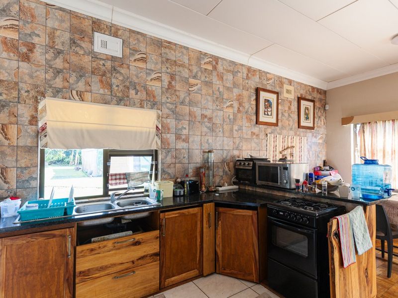 Perfect Location And Sea Views - Photo 7