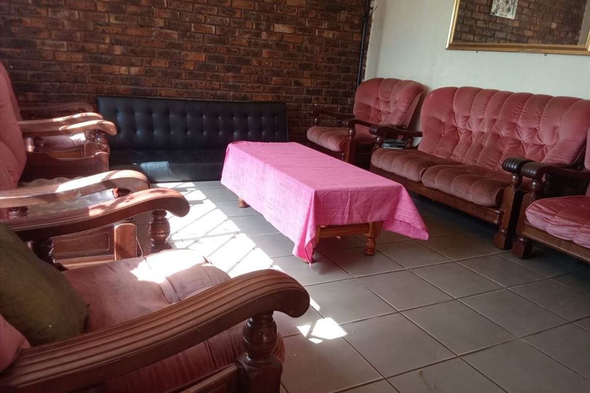 Charming 3-Bedroom Home with Spacious Living Areas - Photo 2