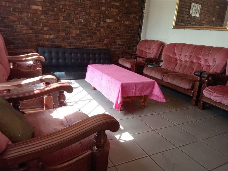 Charming 3-Bedroom Home with Spacious Living Areas - Photo 2