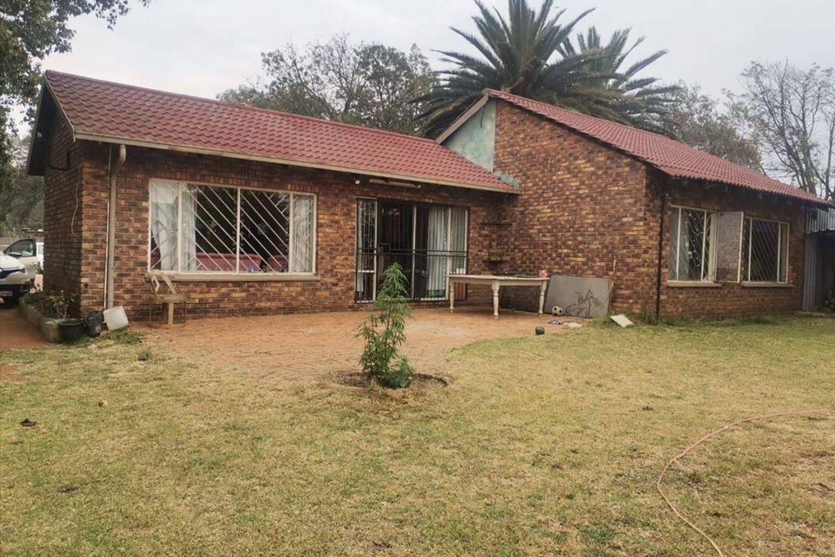 Charming 3-Bedroom Home with Spacious Living Areas - Photo 3