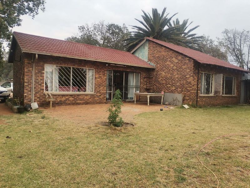 Charming 3-Bedroom Home with Spacious Living Areas - Photo 3