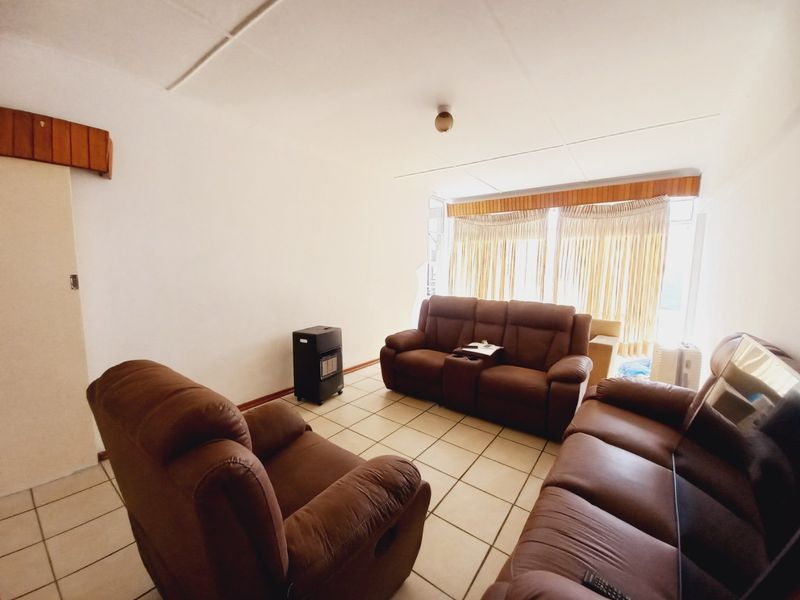 Sunny and Spacious North-Facing 2-Bedroom Apartment with Balcony in Peaceful Marlands - Photo 7