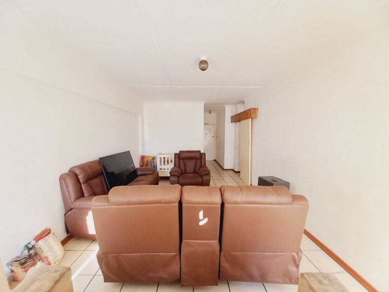 Sunny and Spacious North-Facing 2-Bedroom Apartment with Balcony in Peaceful Marlands - Photo 8