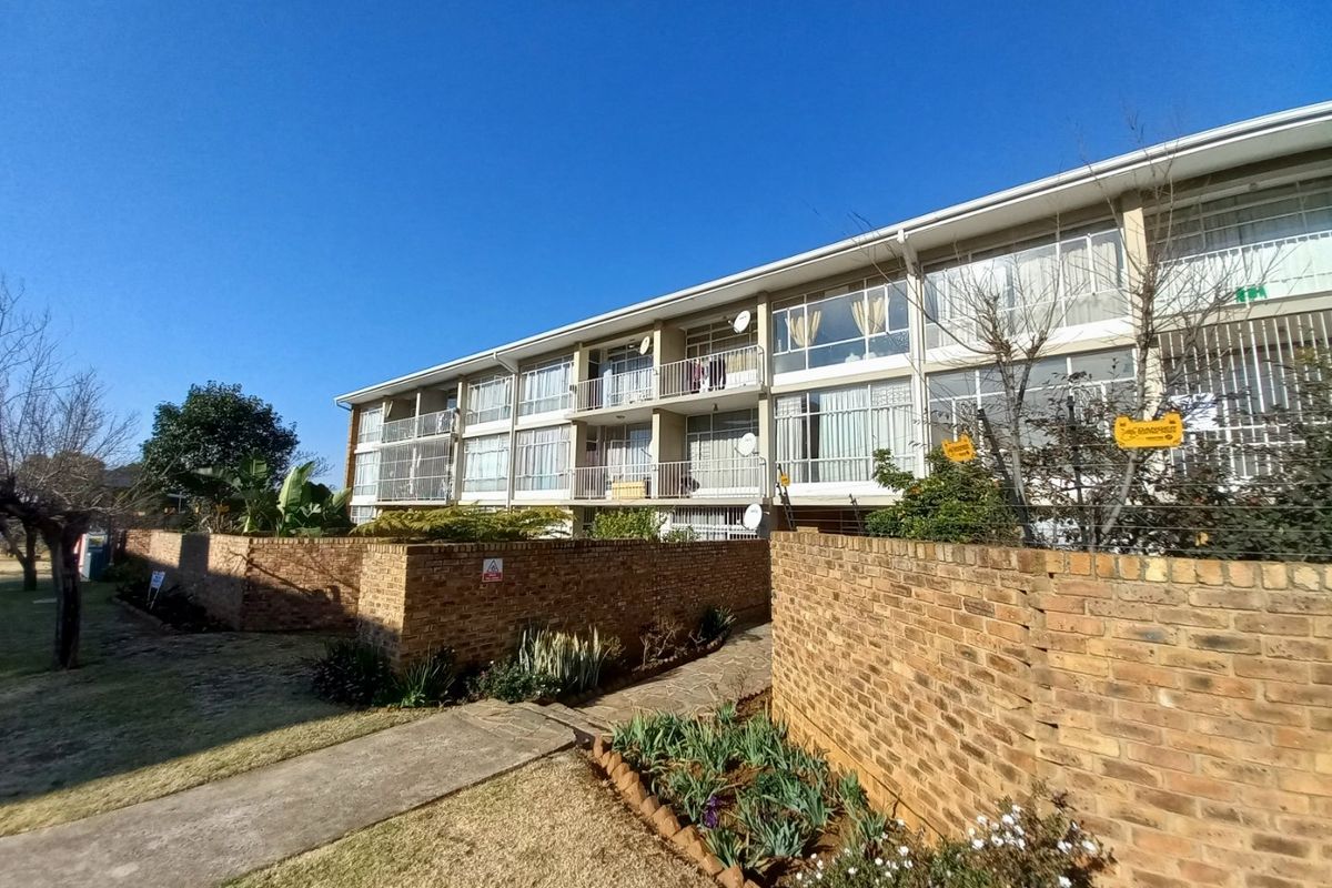 Sunny and Spacious North-Facing 2-Bedroom Apartment with Balcony in Peaceful Marlands - Photo 2