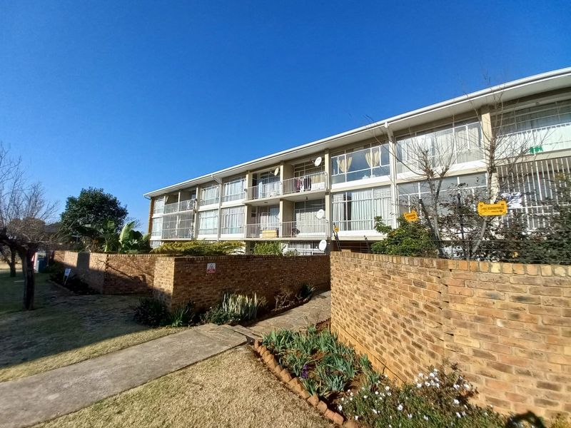 Sunny and Spacious North-Facing 2-Bedroom Apartment with Balcony in Peaceful Marlands - Photo 2