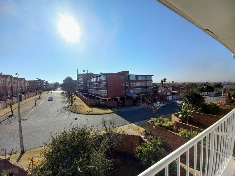 Sunny and Spacious North-Facing 2-Bedroom Apartment with Balcony in Peaceful Marlands - Photo 10
