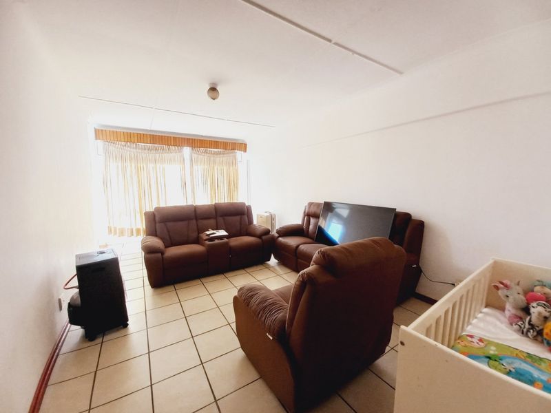 Sunny and Spacious North-Facing 2-Bedroom Apartment with Balcony in Peaceful Marlands - Photo 6