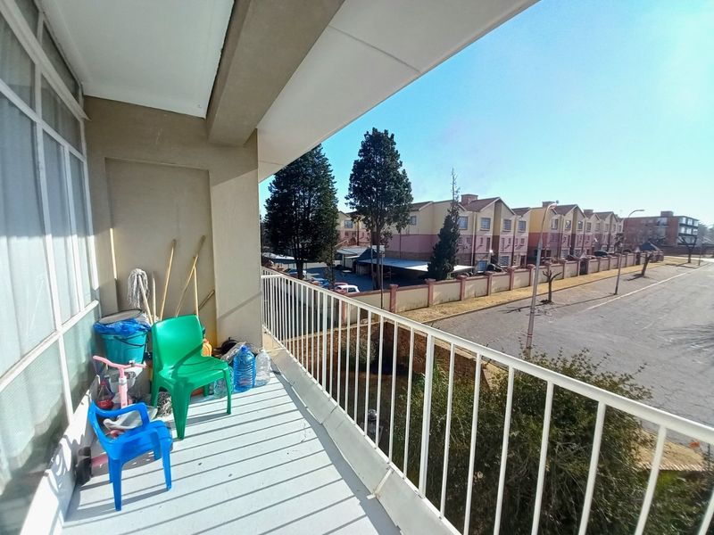 Sunny and Spacious North-Facing 2-Bedroom Apartment with Balcony in Peaceful Marlands - Photo 9
