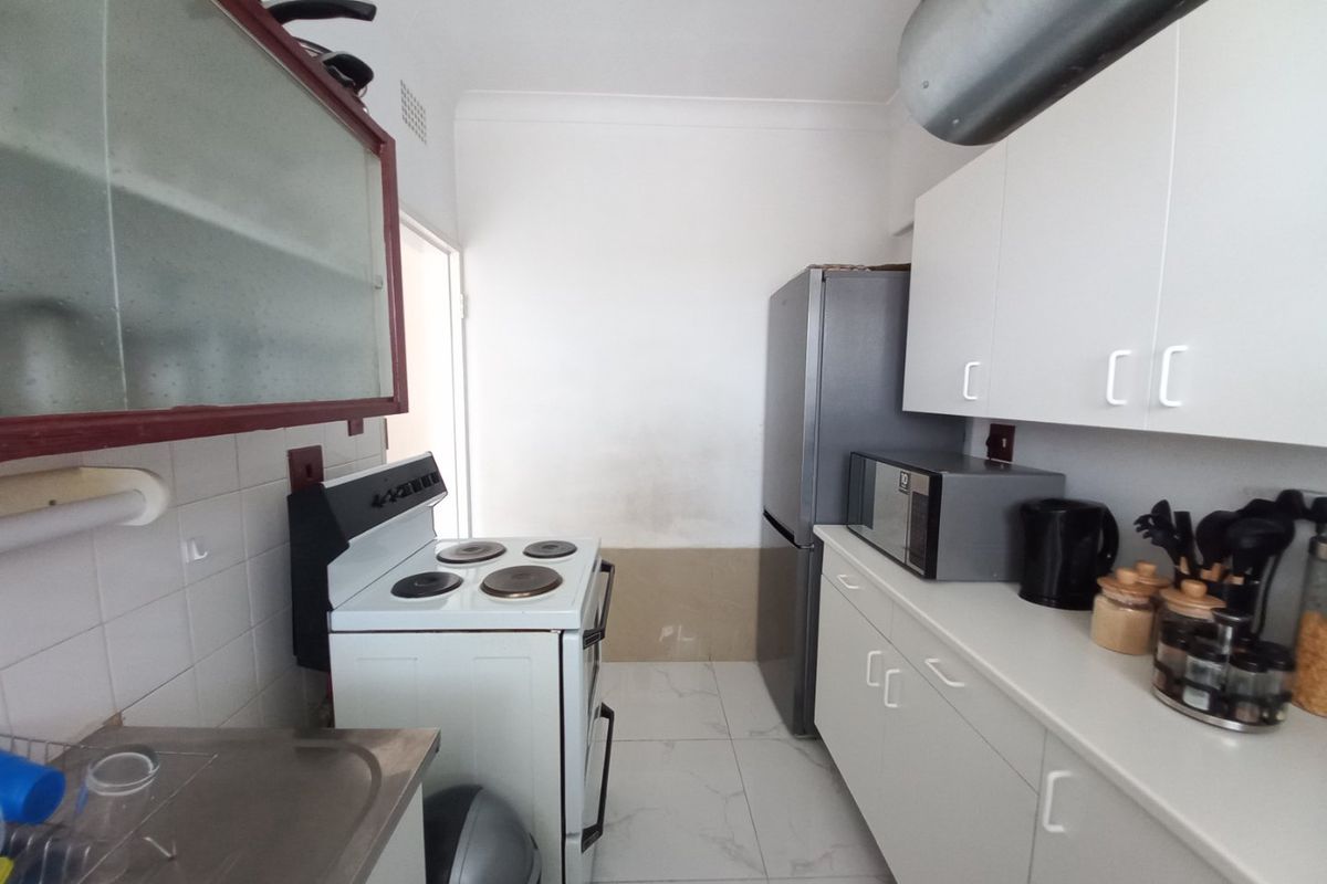 Sunny and Spacious North-Facing 2-Bedroom Apartment with Balcony in Peaceful Marlands - Photo 4