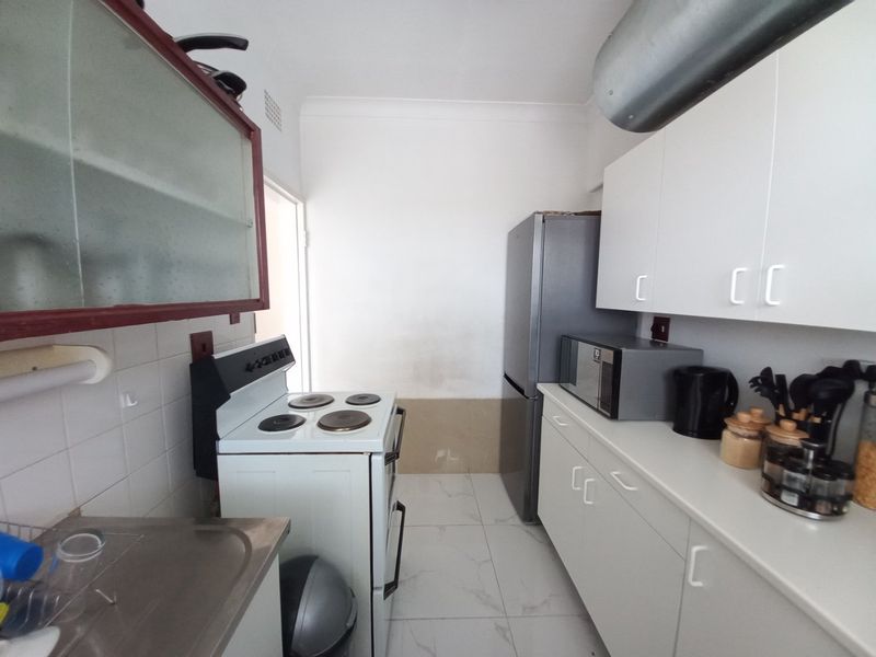 Sunny and Spacious North-Facing 2-Bedroom Apartment with Balcony in Peaceful Marlands - Photo 4