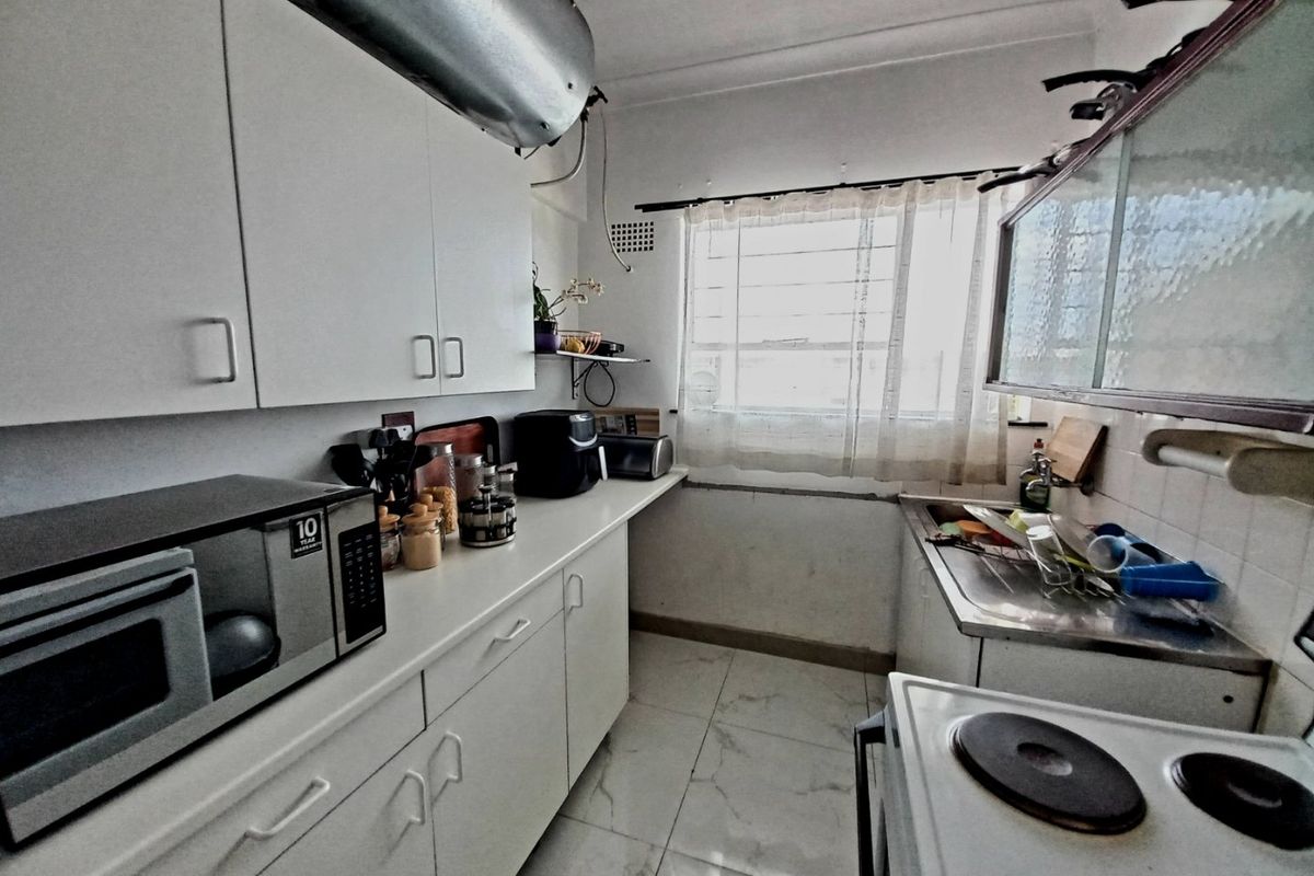 Sunny and Spacious North-Facing 2-Bedroom Apartment with Balcony in Peaceful Marlands - Photo 3