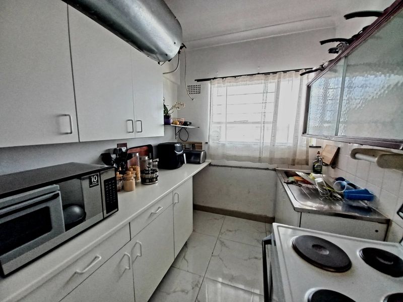 Sunny and Spacious North-Facing 2-Bedroom Apartment with Balcony in Peaceful Marlands - Photo 3