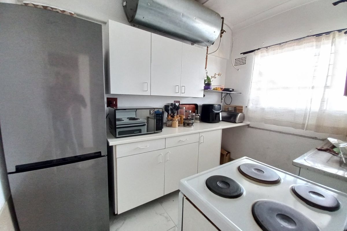 Sunny and Spacious North-Facing 2-Bedroom Apartment with Balcony in Peaceful Marlands - Photo 5