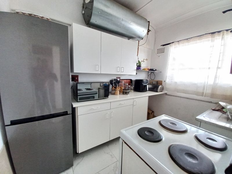 Sunny and Spacious North-Facing 2-Bedroom Apartment with Balcony in Peaceful Marlands - Photo 5