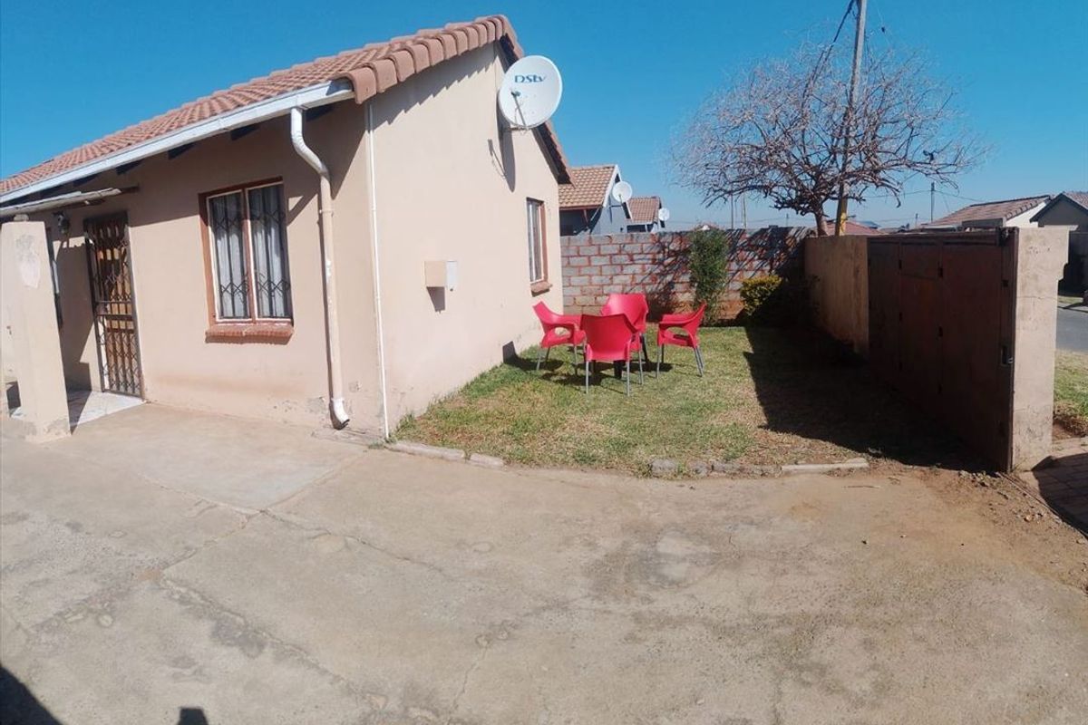 Charming 3-Bedroom Home with Inviting Living Spaces - Photo 3