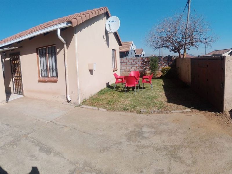 Charming 3-Bedroom Home with Inviting Living Spaces - Photo 3