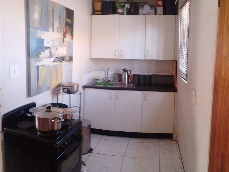 Charming 3-Bedroom Home with Inviting Living Spaces - Photo 2