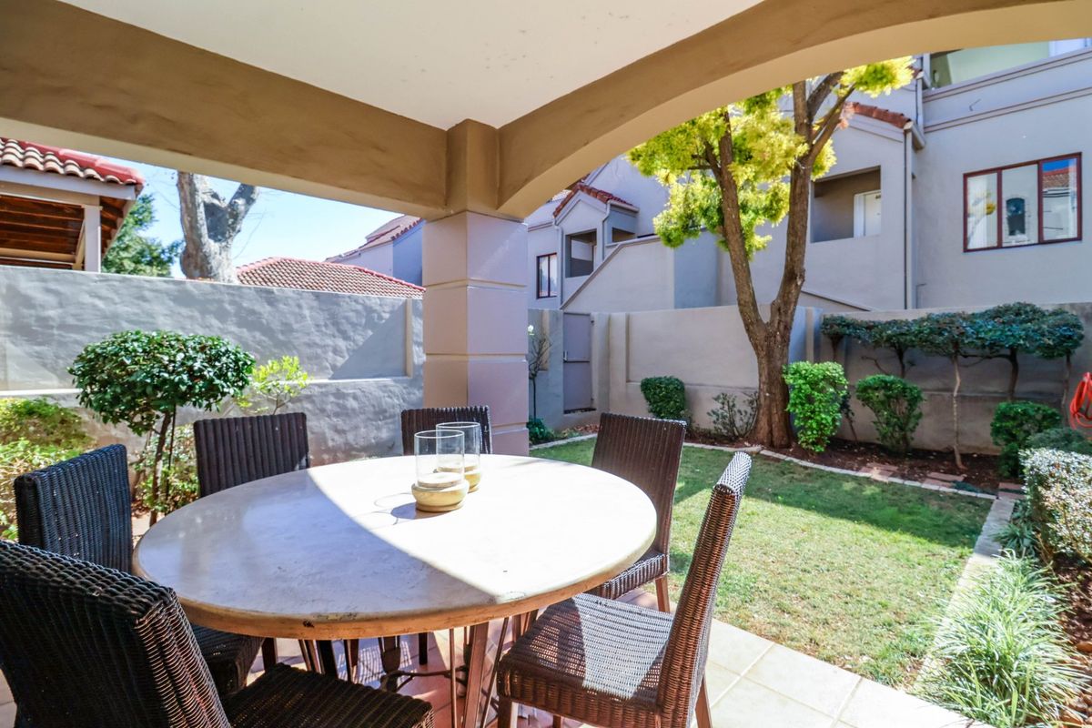 Modern Two Bedroom Garden Apartment - Photo 2