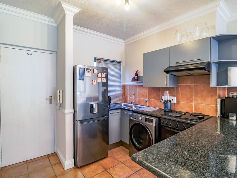 Modern Two Bedroom Garden Apartment - Photo 7