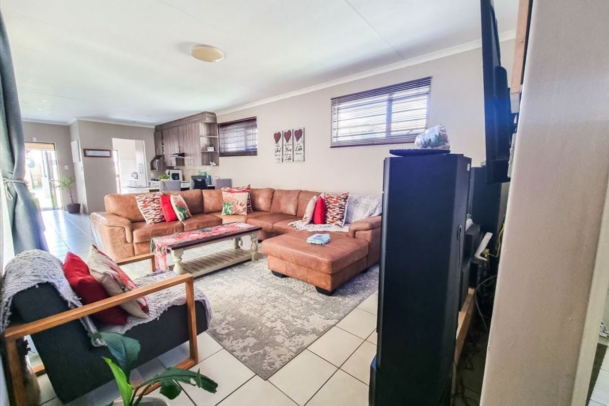 Comfortable Home with Modern Essentials - Photo 2