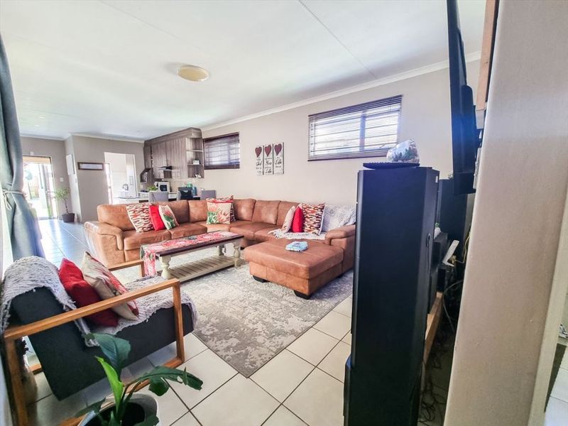 Comfortable Home with Modern Essentials - Photo 2