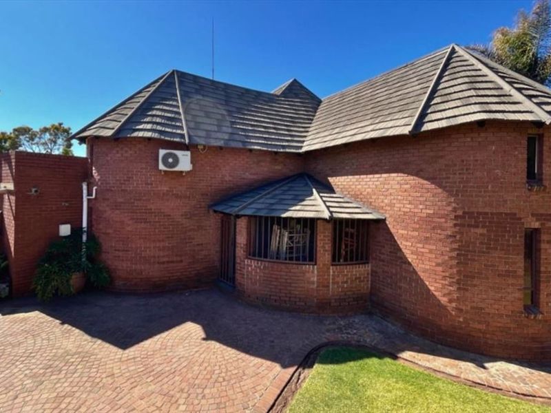 Spacious Family Home with Abundant Living Areas and Storage - Photo 3