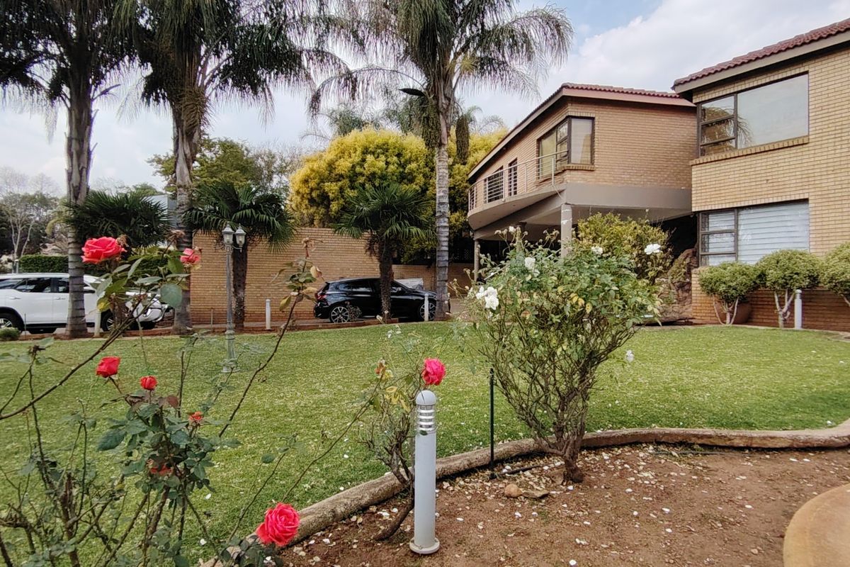 Dual-Living 8-Bedroom Masterpiece with Office Space for Sale in Eldoglen Estate, Centurion - Photo 2