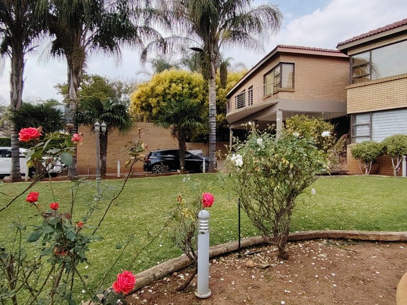 Dual-Living 8-Bedroom Masterpiece with Office Space for Sale in Eldoglen Estate, Centurion - Photo 2