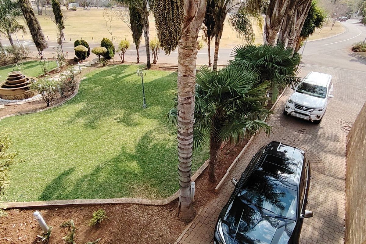 Dual-Living 8-Bedroom Masterpiece with Office Space for Sale in Eldoglen Estate, Centurion - Photo 4