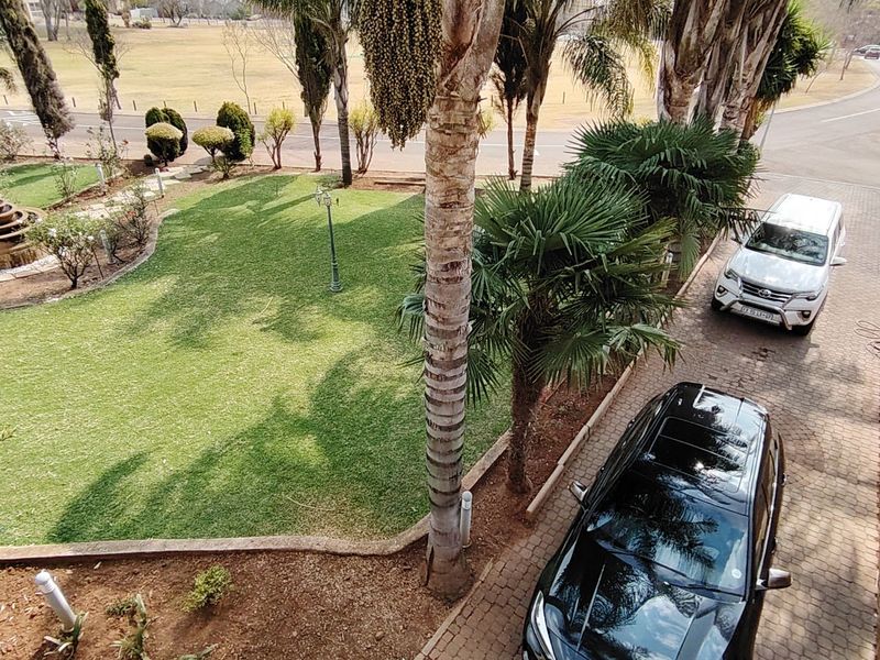 Dual-Living 8-Bedroom Masterpiece with Office Space for Sale in Eldoglen Estate, Centurion - Photo 4