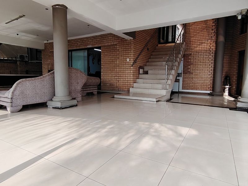 Dual-Living 8-Bedroom Masterpiece with Office Space for Sale in Eldoglen Estate, Centurion - Photo 8