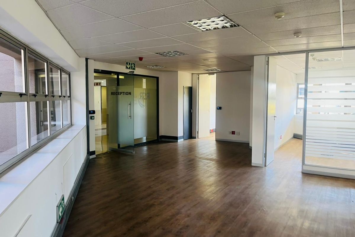 Prime Secure Office Park in Parktown CBD – Spacious Office to Rent - Photo 5