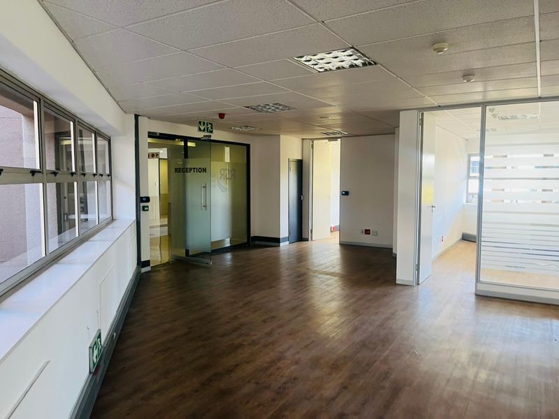 Prime Secure Office Park in Parktown CBD – Spacious Office to Rent - Photo 5