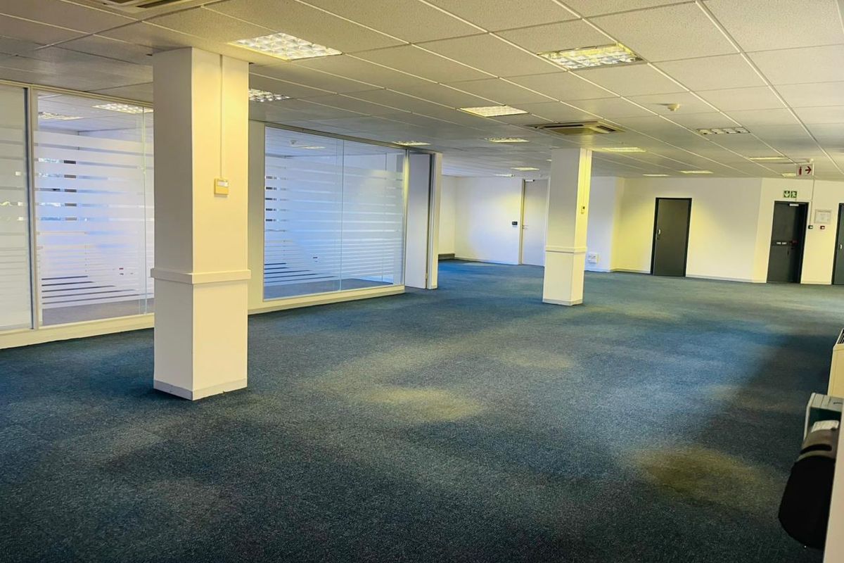 Prime Secure Office Park in Parktown CBD – Spacious Office to Rent - Photo 2
