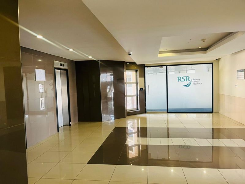 Prime Secure Office Park in Parktown CBD – Spacious Office to Rent - Photo 10