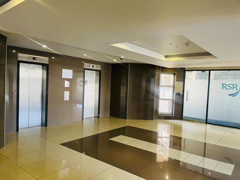 Prime Secure Office Park in Parktown CBD – Spacious Office to Rent - Photo 9