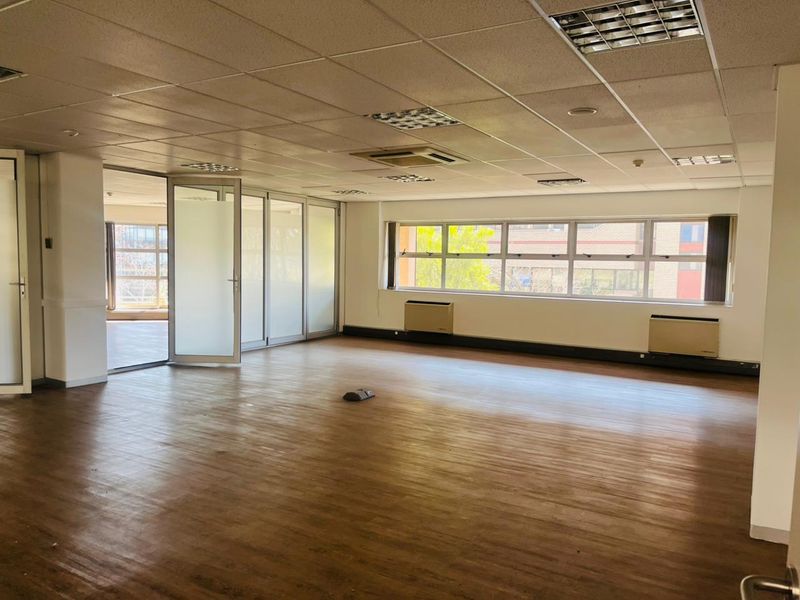 Prime Secure Office Park in Parktown CBD – Spacious Office to Rent - Photo 8