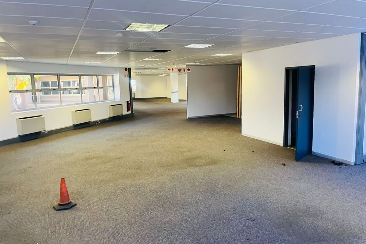Prime Secure Office Park in Parktown CBD – Spacious Office to Rent - Photo 4