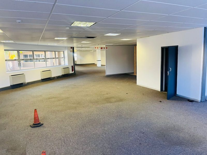 Prime Secure Office Park in Parktown CBD – Spacious Office to Rent - Photo 4
