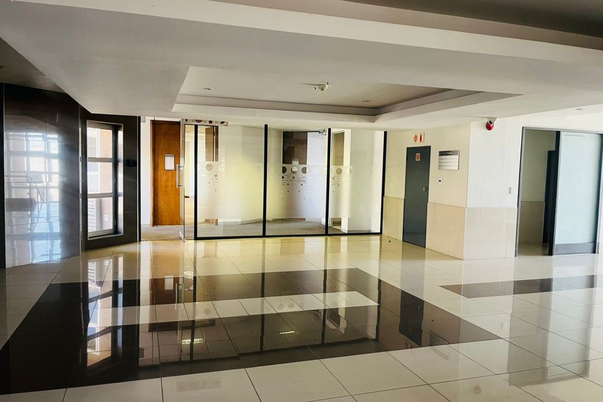 Prime Secure Office Park in Parktown CBD – Spacious Office to Rent - Photo 2