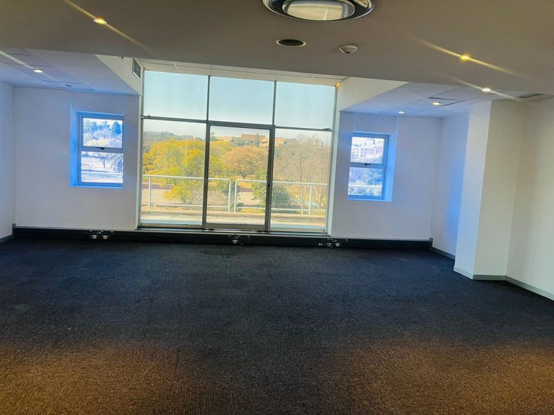 Prime Secure Office Park in Parktown CBD – Spacious Office to Rent - Photo 7
