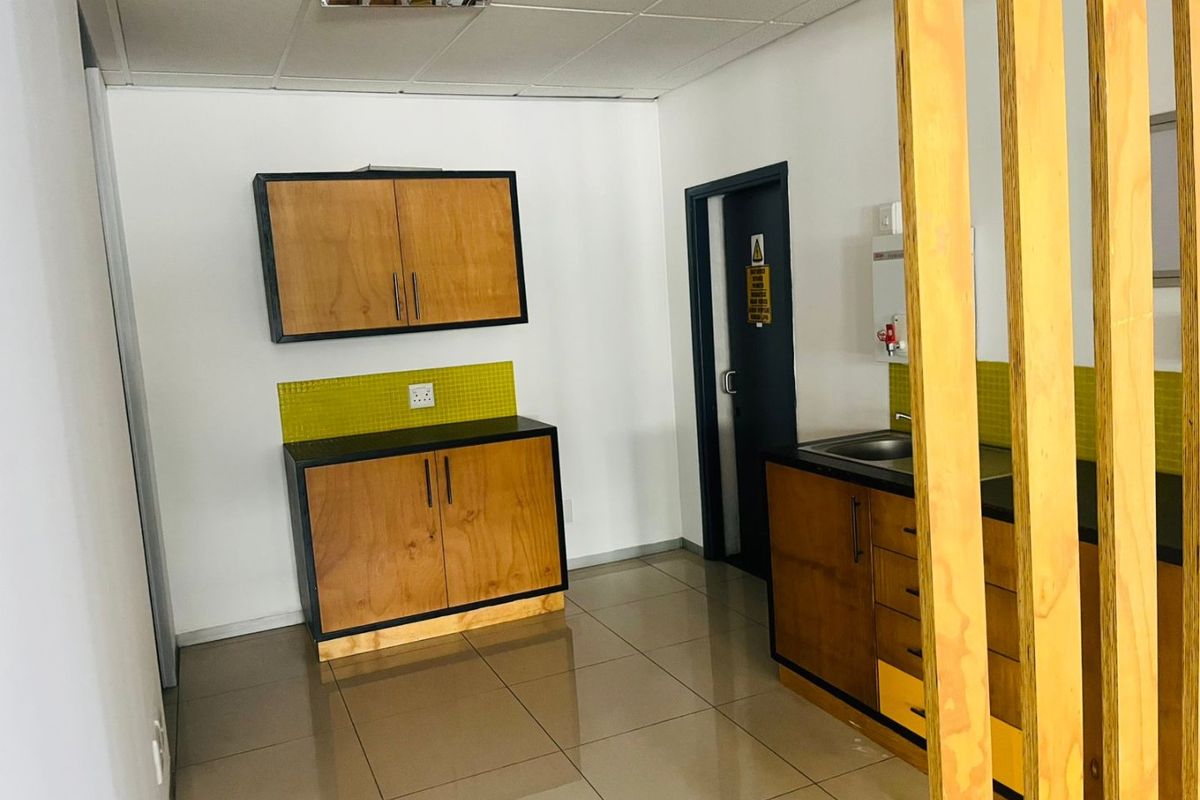 Prime Secure Office Park in Parktown CBD – Spacious Office to Rent - Photo 5