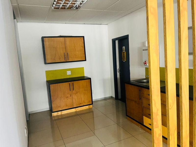 Prime Secure Office Park in Parktown CBD – Spacious Office to Rent - Photo 5