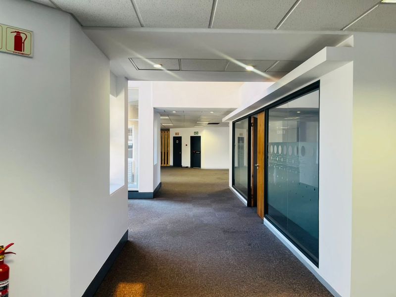 Prime Secure Office Park in Parktown CBD – Spacious Office to Rent - Photo 8