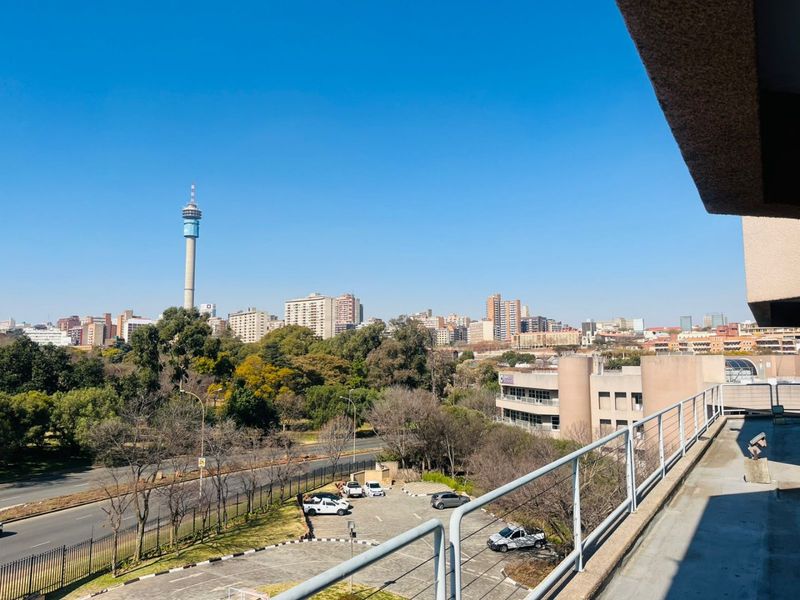 Prime Secure Office Park in Parktown CBD – Spacious Office to Rent - Photo 6