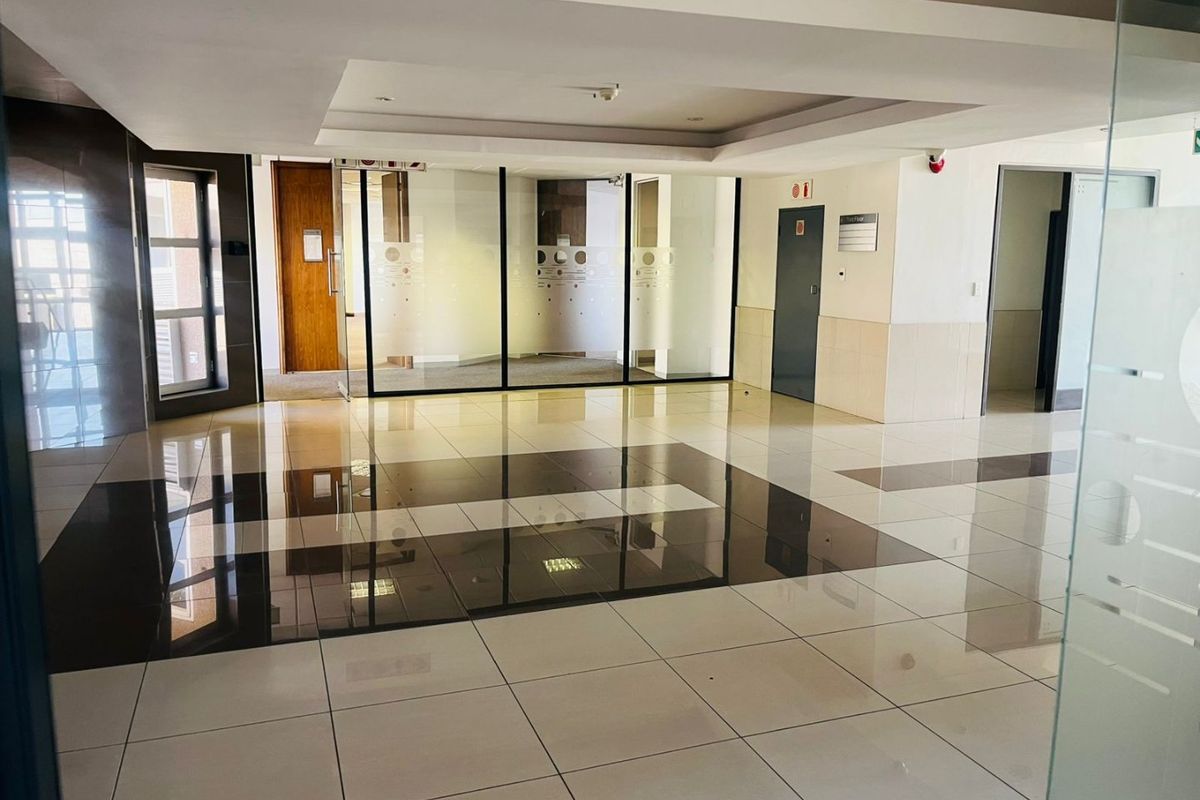 Prime Secure Office Park in Parktown CBD – Spacious Office to Rent - Photo 3